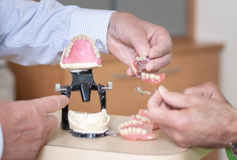 Zahnprothese gefertigt in der Praxis Dr. Löwy in Wien